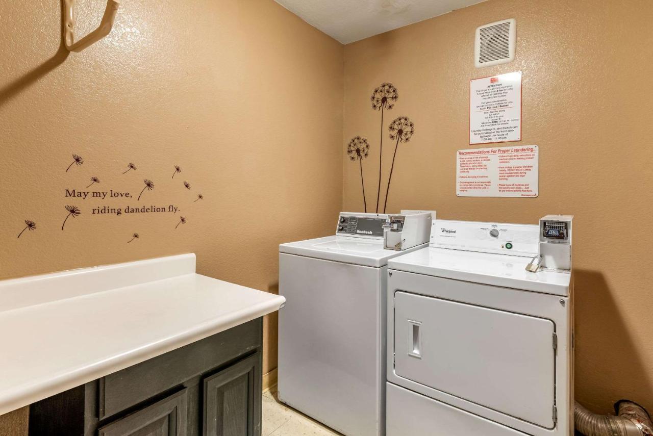 Econo Lodge Pueblo Zewnętrze zdjęcie